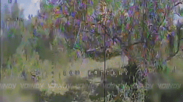 俄军第35集团军第1198摩托化步兵团公布打击视频，把树林中伪装的各种无人机信号