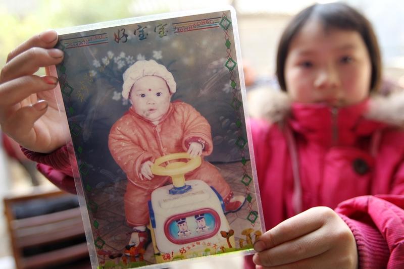 同村堂姐妹反目？45岁女子在家做饭时遭邻居砍杀，背后隐情让人脊背发凉！家人