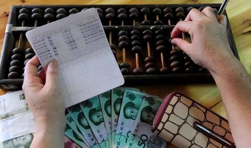 当初我表哥拆迁款到账150万，全家高兴得三天没睡好。现在三年过去，他蹲在阳台抽烟