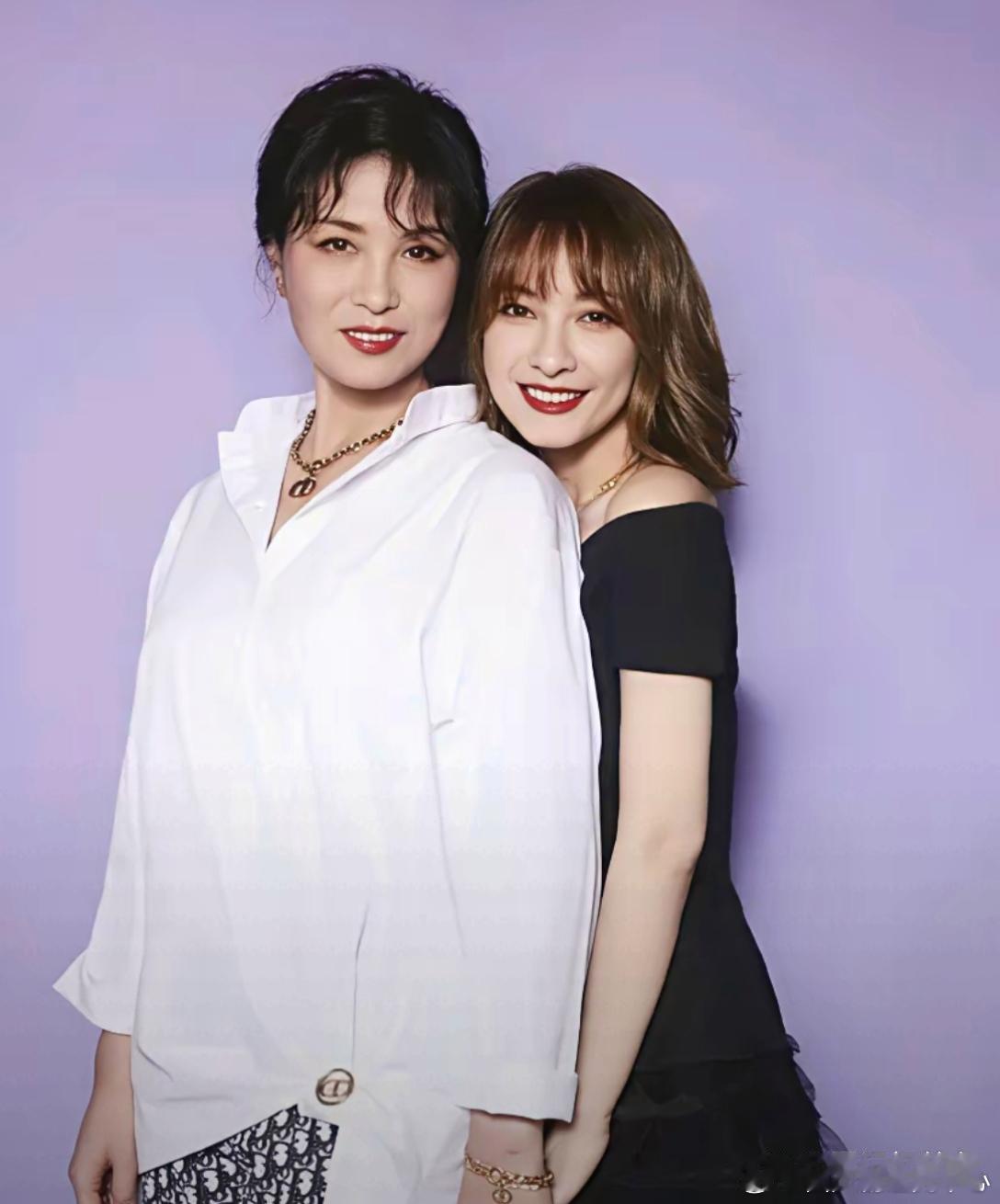 感觉吴昕的妈妈比她还漂亮。