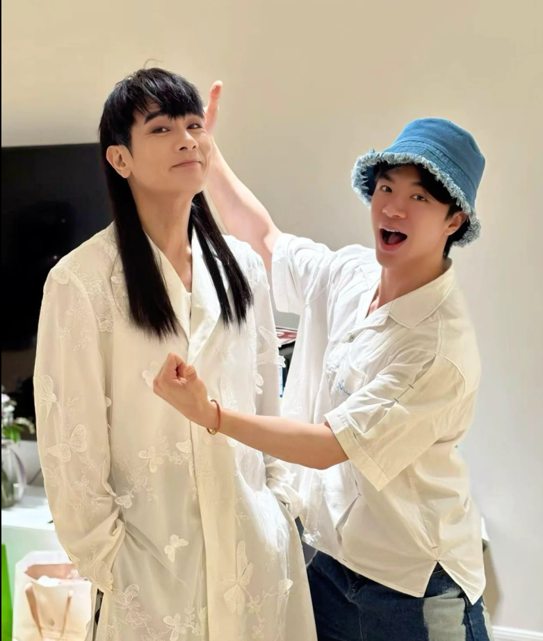 陈小春演唱会后台照片！这长头发差点没认出来！