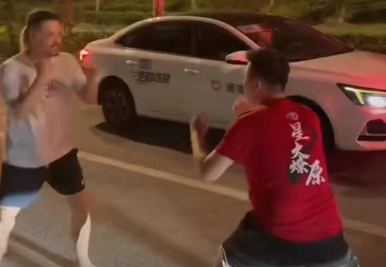 上海申花、海港球迷斗殴，4人被刑拘。不得不说，这些人对法律真的没有敬畏之心，哪