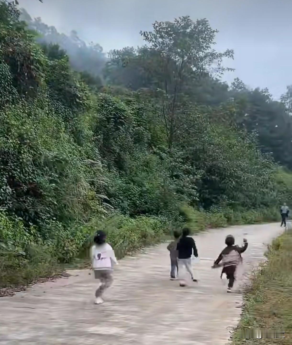 云南赤裸娃姥爷发声：给点时间让我们改！这事儿咱别再骂了，看看孩子现在多好云