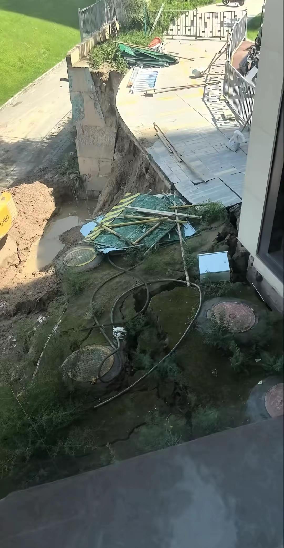今年兰州雨水明显多于往年，黄河两岸原本光秃秃的山，已经长出了毛茸茸的绿意。但是兰