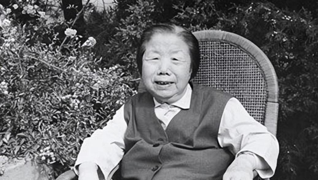 1992年7月11日，邓颖超去世后，她的秘书赵炜向中央提出了四个要求。然而，中央