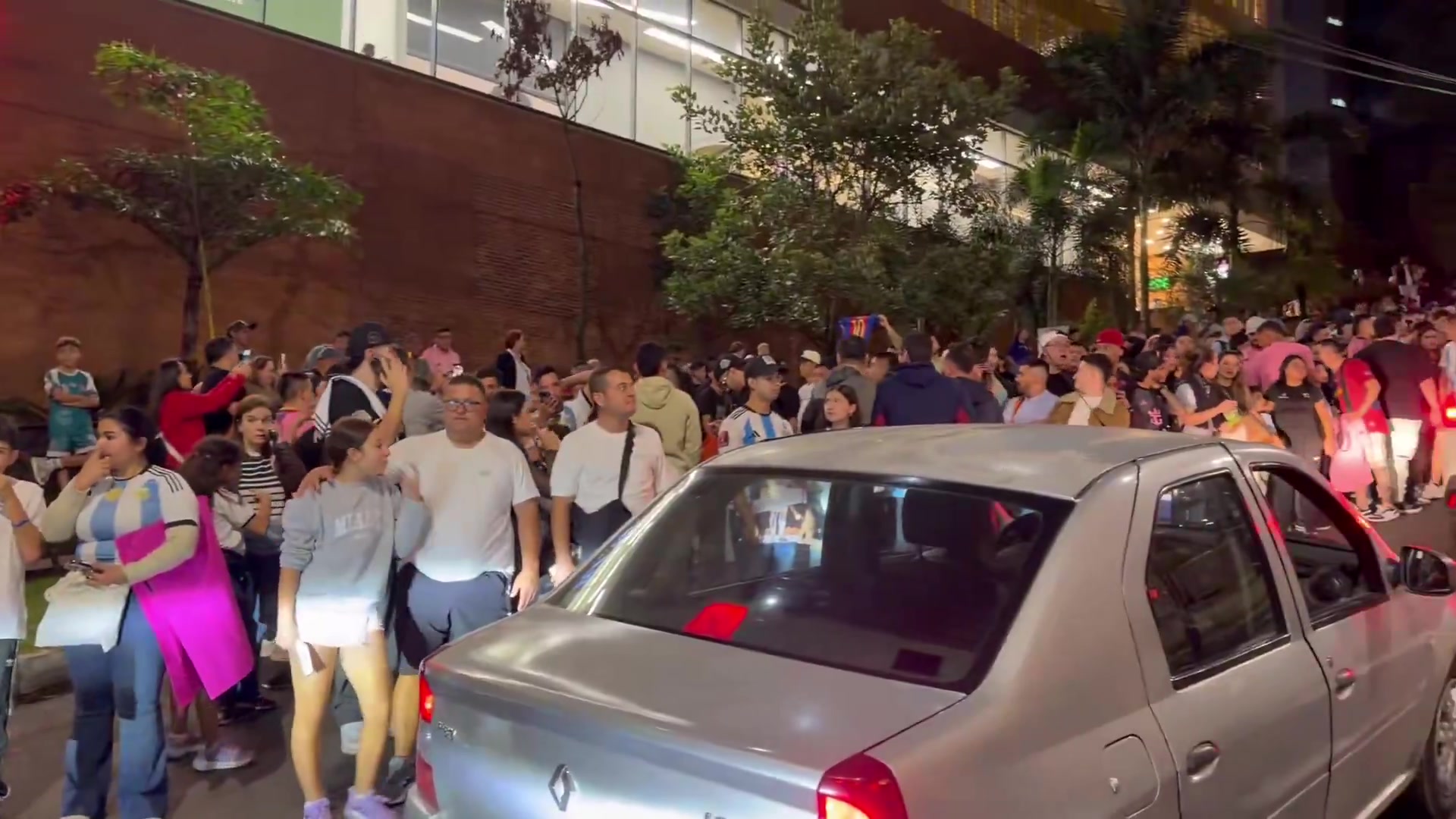 梅西现身哥伦比亚！迈阿密热浪球迷热情迎接