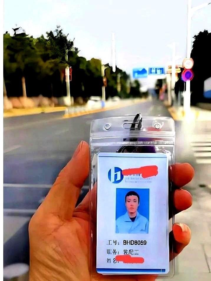 厂里几个月没有订单，老板想裁员赶我们走，但怕我们闹要经济补偿，就把我们从一个车间