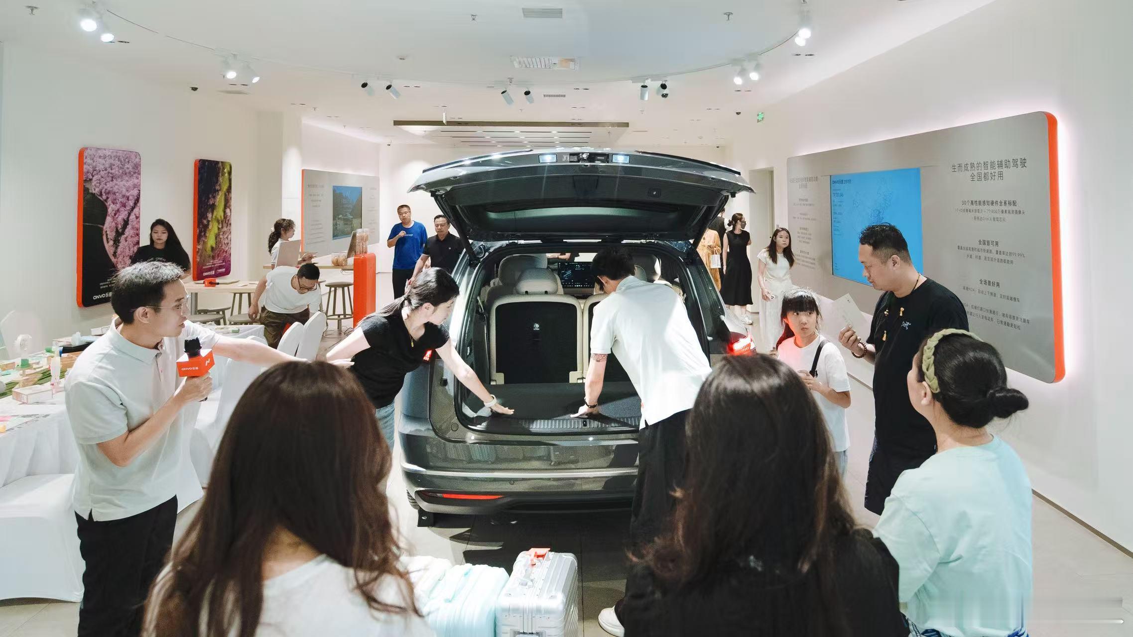 这会儿店里这么多人去看乐道L90了？我下午去的那家店可能比较偏僻，三组左右​​