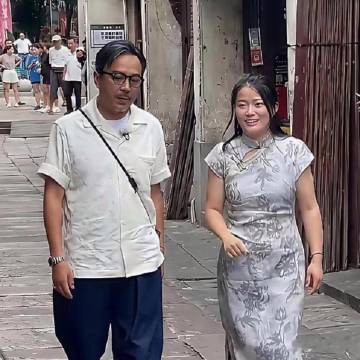 51岁汪涵与47岁杨乐乐站在一块儿，活脱脱一副老少配的模样，反差感拉满。