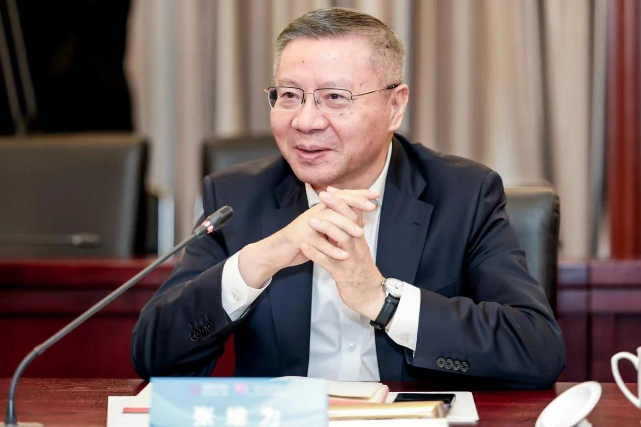 张维为教授可以称得上是复旦老教授吗？一般我们说老教授，就是指这个人年龄不小了，