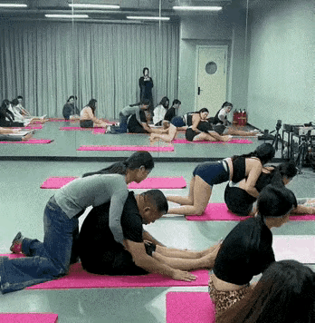 不懂就问都是为了身材更好那瑜伽跟健身房有什么区别谁能告诉我？瑜伽式瑜