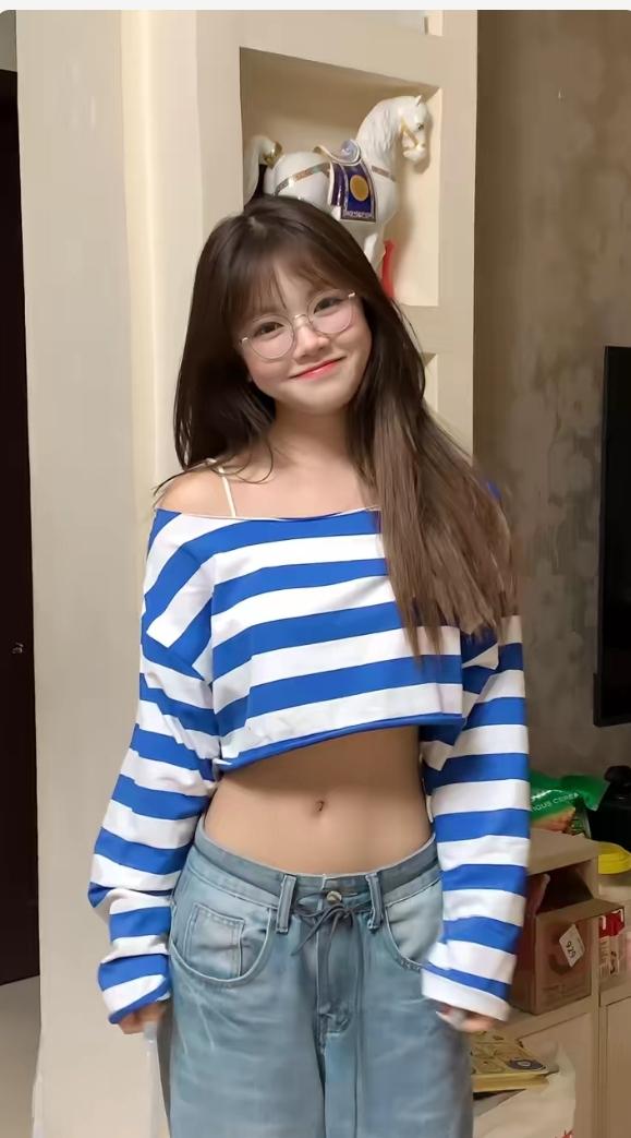 女孩穿露脐装微笑看你。