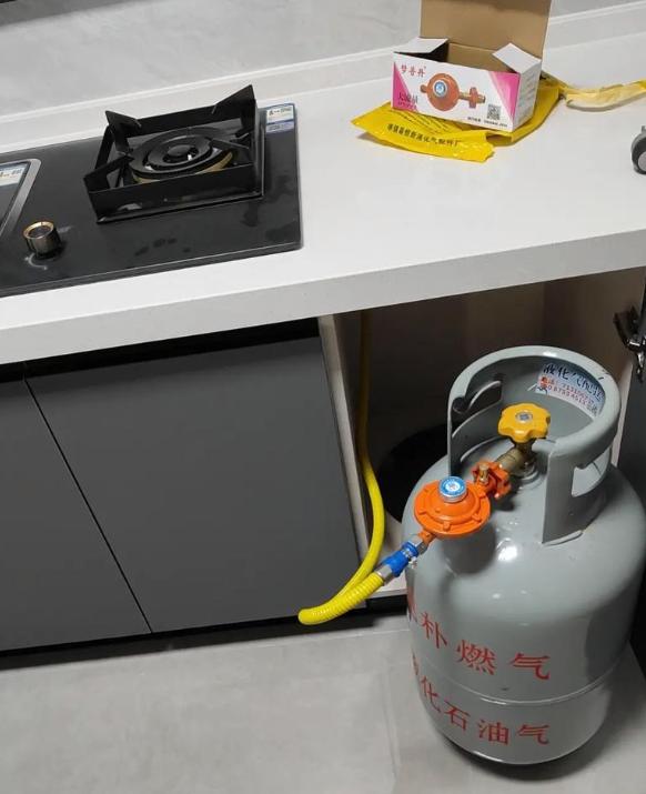 唏嘘不已！新疆租客屋内堆放12罐液化气，租客烧水忘关阀门外出，察觉漏气非但不