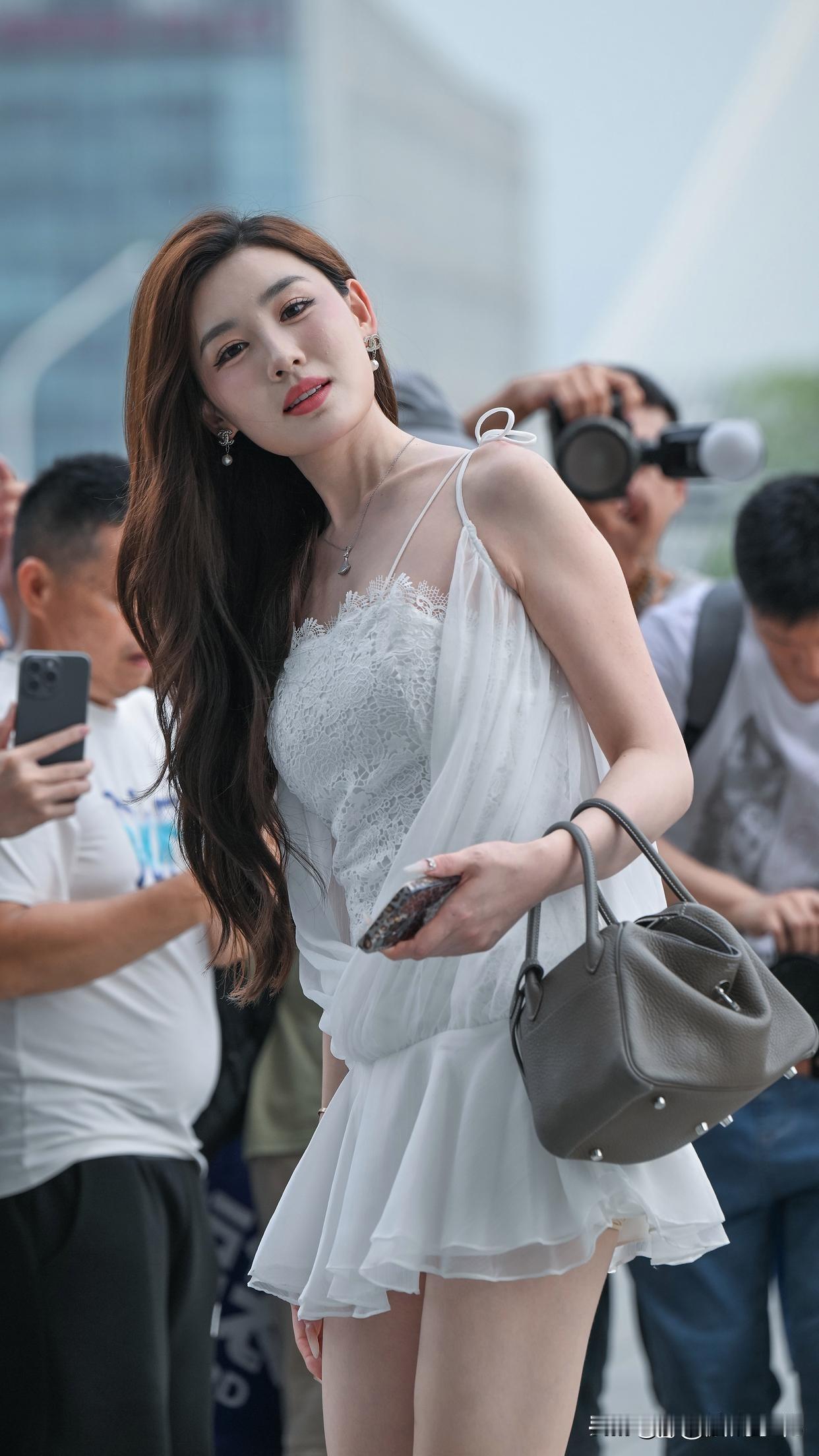 在街拍的世界里，优雅白裙少女永远是一道亮丽的风景线。就像伊莉娜・莎伊克在纽约时装