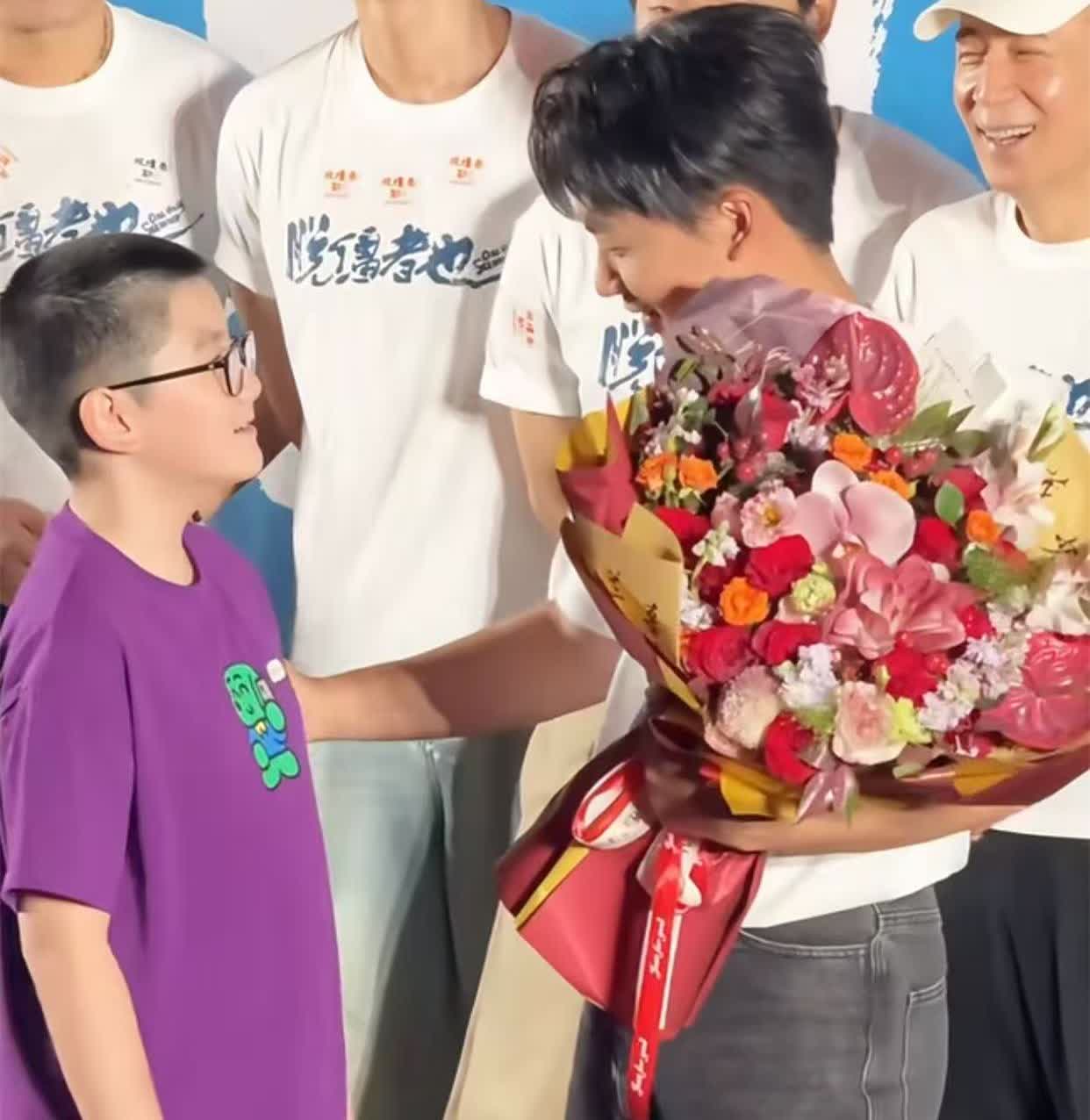 人情世故这方面，于家门拿捏的都很到位。冯照洋带着儿子冯子轩参加郭麒麟电影《脱缰者