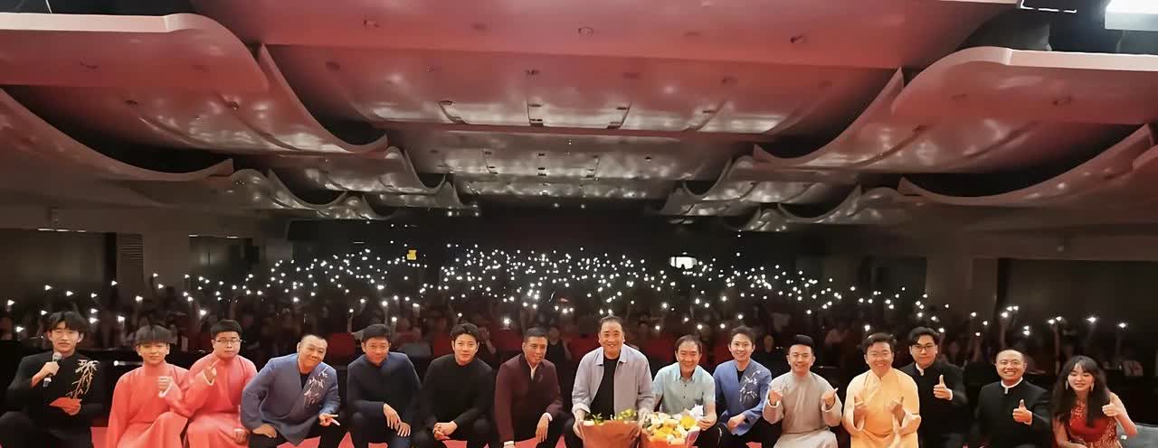 姜昆同志带队慰问演出，最后合影引发争议，是东施效颦还是创新发展？自从姜昆