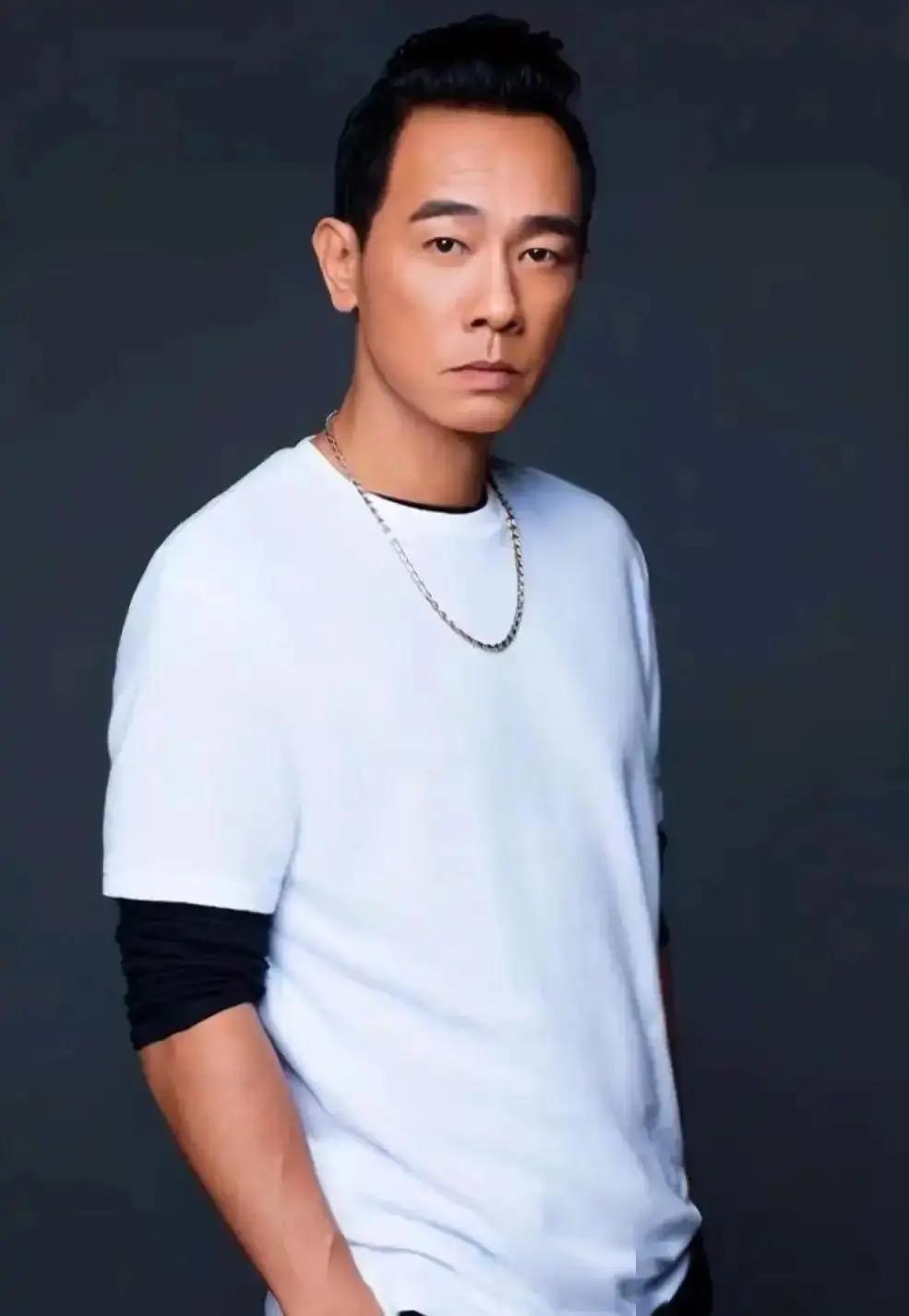 陈小春这一家子我是真没看懂。2021年全家搬到上海，本来以为就是换个地方住，结果