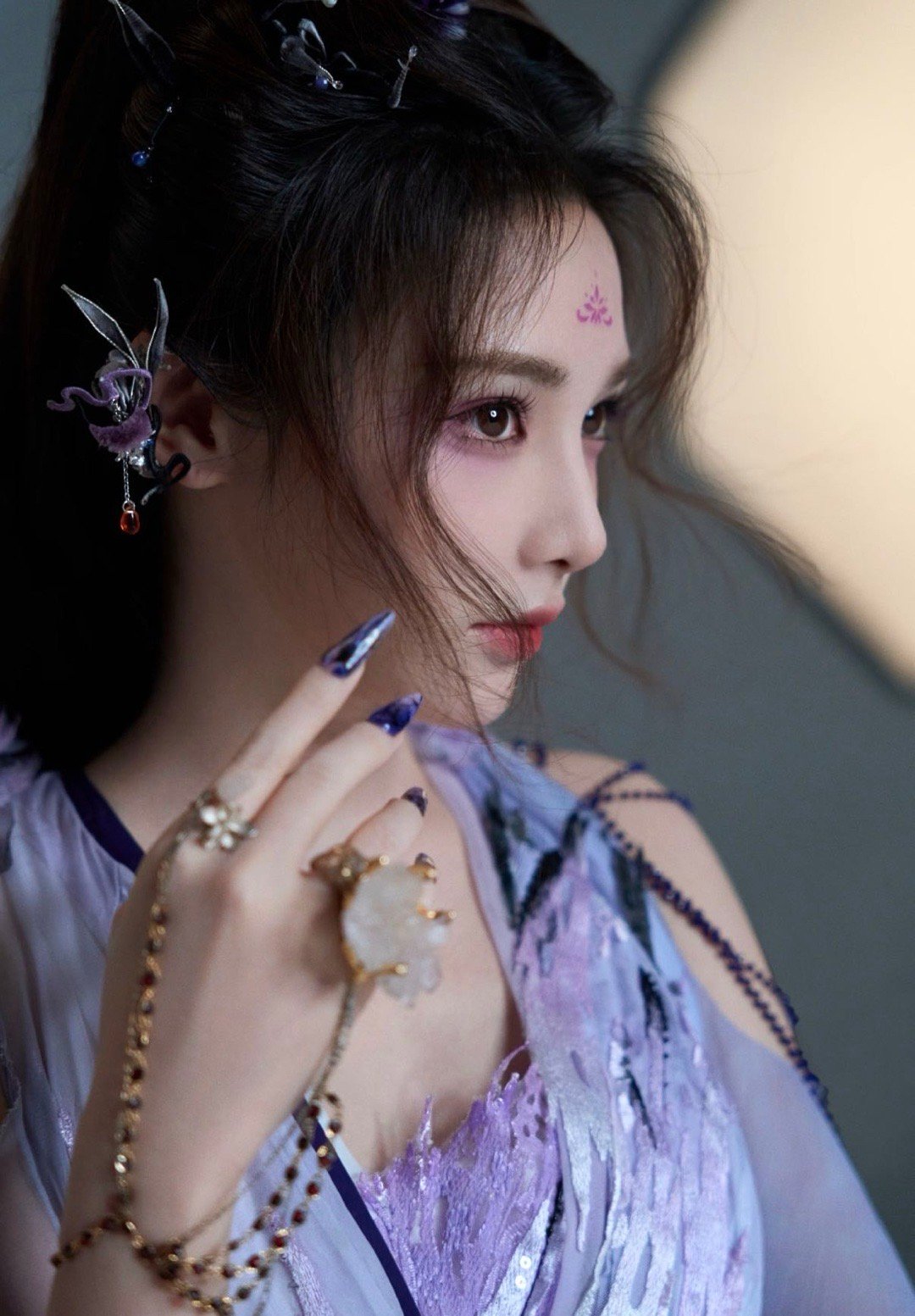 彭小苒换美甲了姐的美甲是懂春夏氛围的！告别深紫迎接彩虹，每根手指都像藏着一个小