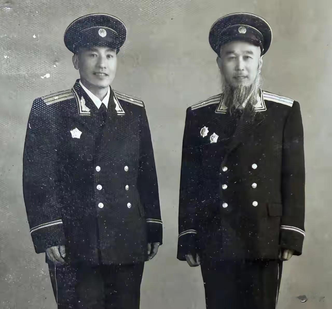 1955年人民解放军首次授衔后，校官以上的军官每人都发放了一套蓝色的军礼服：西装