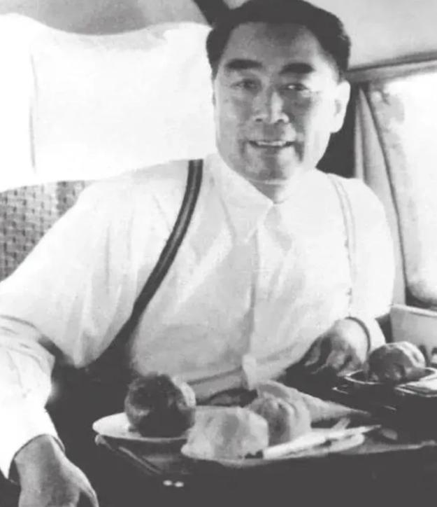 1968年一个深夜，周恩来刚躺床上，准备睡觉。警卫员关了灯，正要走出房间，总理突