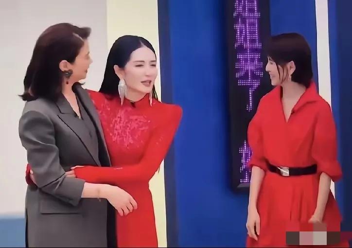 看来没有何炅站在谢娜身边定节奏、救场、控流程，以她的能力很容易搞砸一场直播。