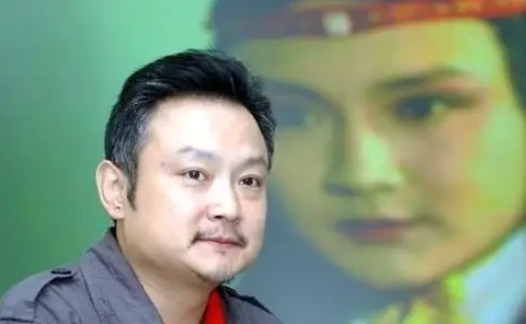 一次“贾宝玉”的扮演者欧阳奋强，在酒会上被一个老板嘲讽:“你这20年除了演过贾宝