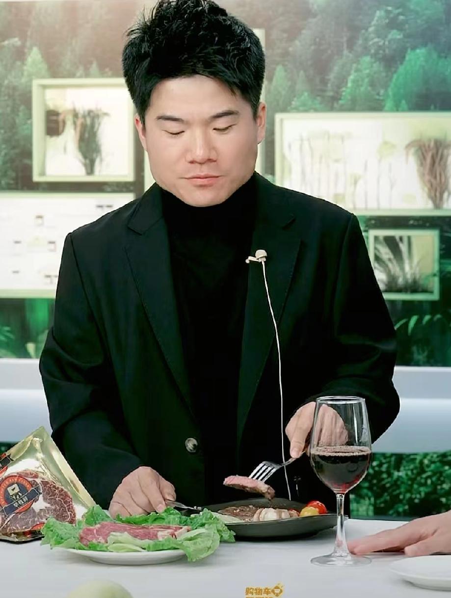 我说这红酒怎么不挂杯，反而冒泡泡呢？原来这是一杯可乐，董宇辉直播间吃西餐，牛排配