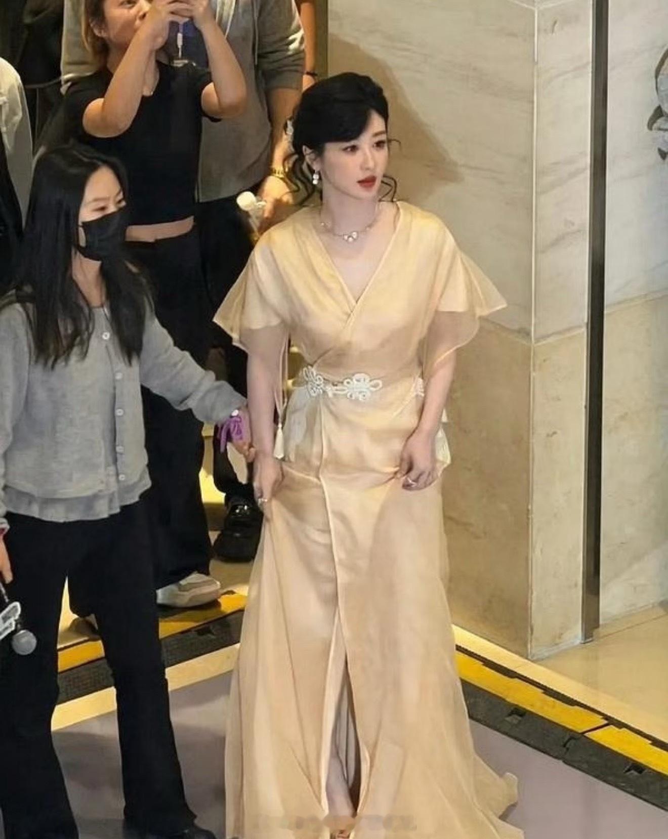 沃趣……差点没认出来。不得不说，真人比电视上还漂亮啊​​​