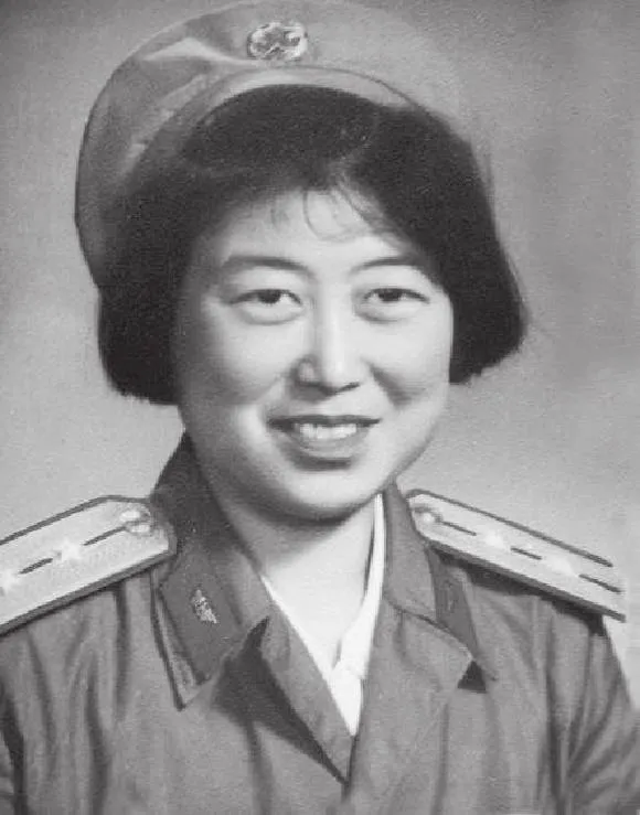 1964年，热恋中的女飞行员，被派往西北执行绝密任务，结束后回家结婚。可是怀了2