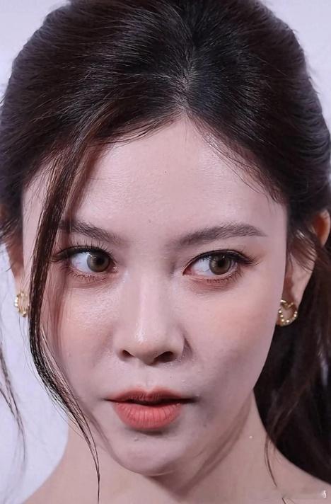 宋妍霏高清镜头直拍：毛孔粗大，满脸粉刺，卡粉太严重​​​
