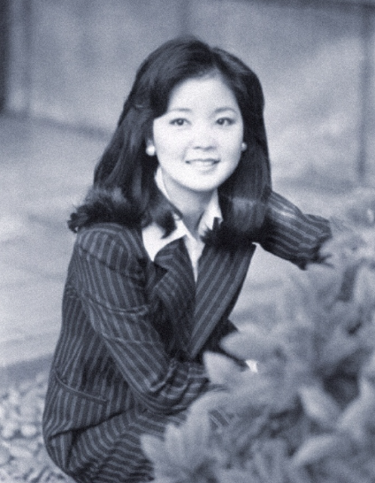 1981年邓丽君出席官司庭审的旧照，直接被惊艳到失语！