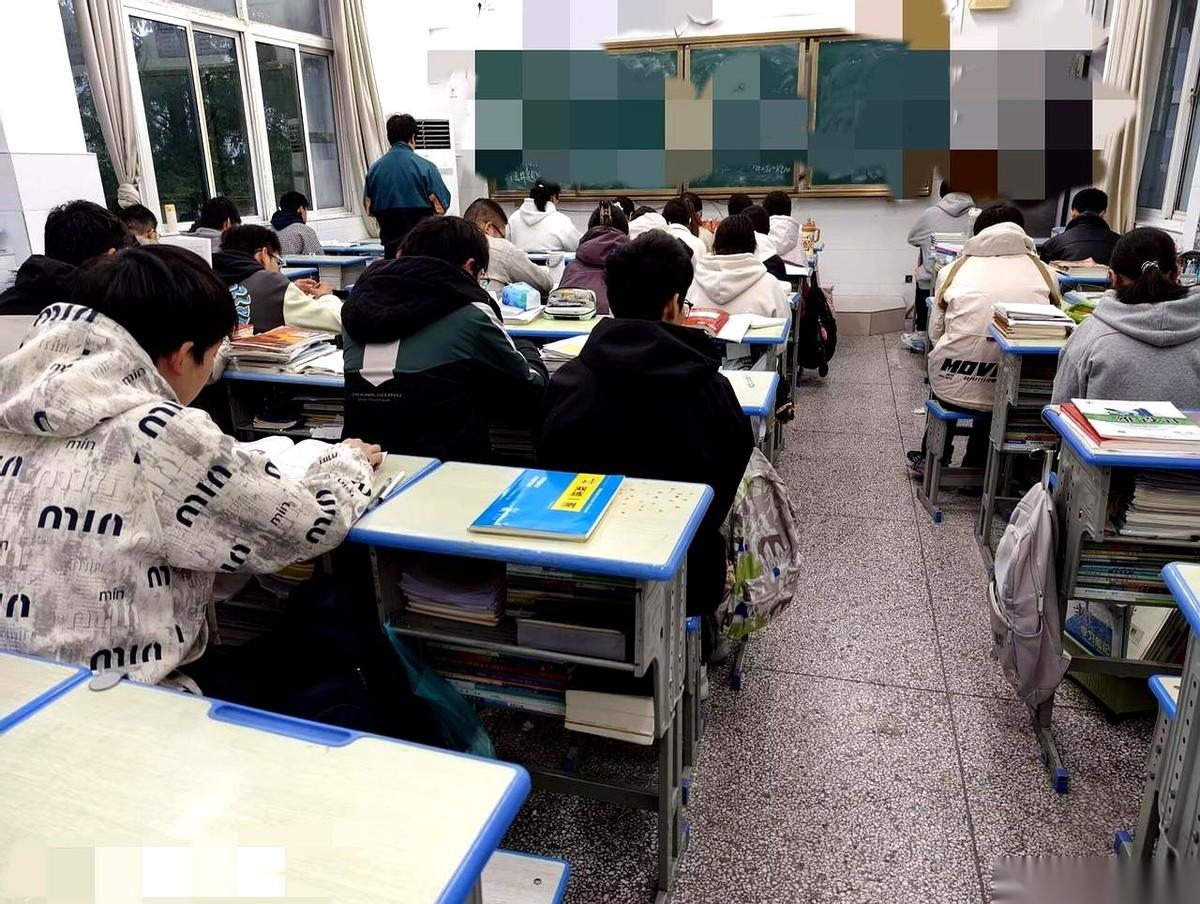 我们学校搞过一个实验。把全校最顶级的老师，什么特级教师、副校长、教务主任，攒成