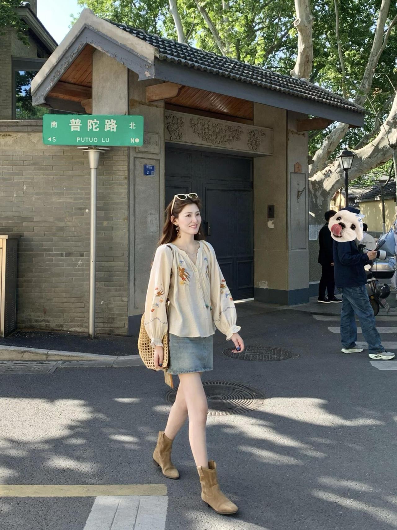 今年夏天就这么穿吧，超多look很养眼！浅色系刺绣小衫、飘逸碎花半裙、极简黑吊