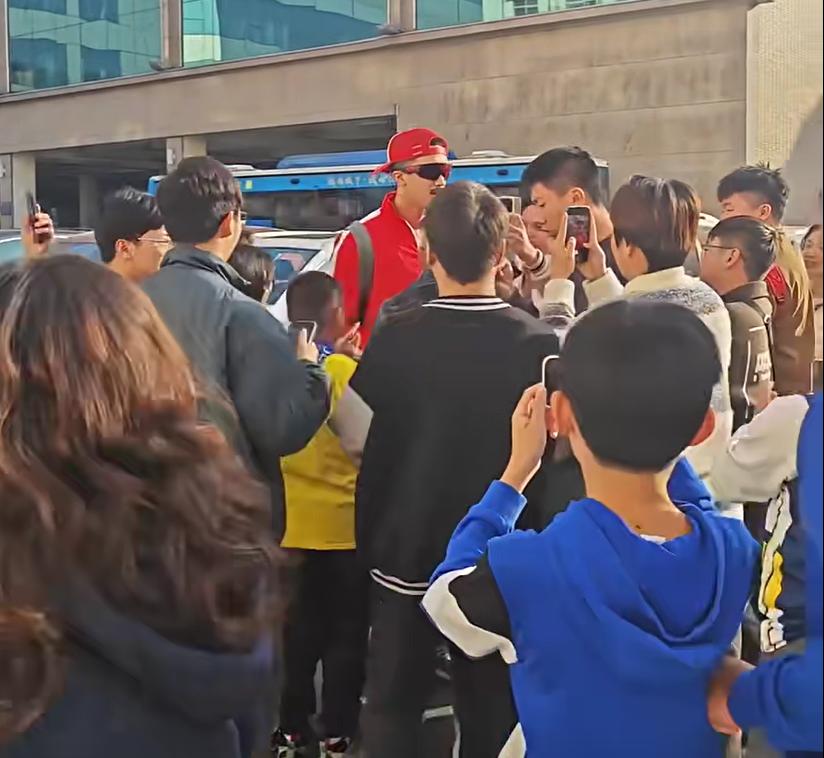 广东队外援东莞逛街！被一批球迷围着签名，真的签不完，签不完……春节到来，广东队