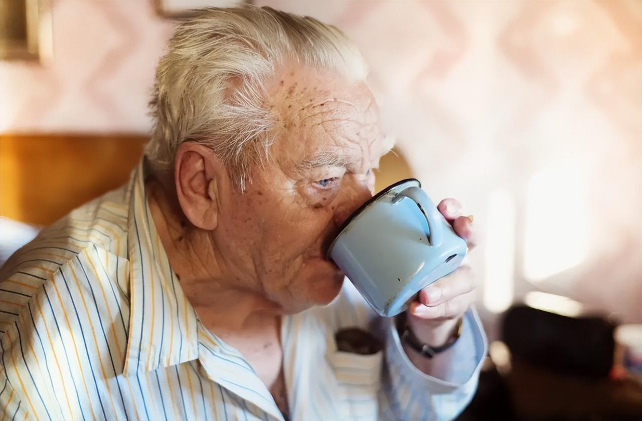 大病来前，喝水先知？喝水若有这4个表现，或是大病来临的信号不少人喝水时从不多