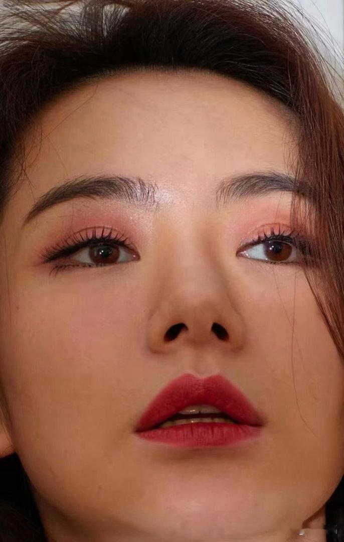 戚薇无美颜怼脸生图颜值超能打，状态在线，一整个惊艳住！