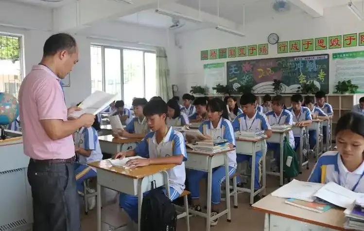 六年级家长别再只盯课内了！新学期抓好这4件事，孩子上初中不用熬夜赶作业，成绩还稳