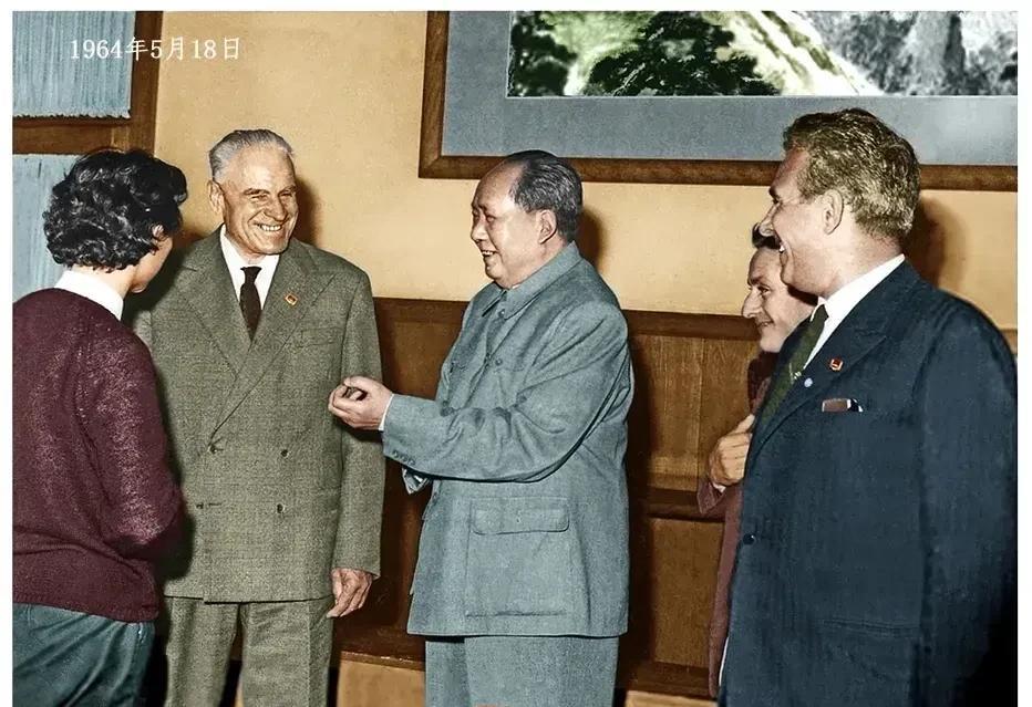 瞧这张老照片，1964年5月18日，画面里的毛主席站得笔直，身姿硬朗，岁月似乎没