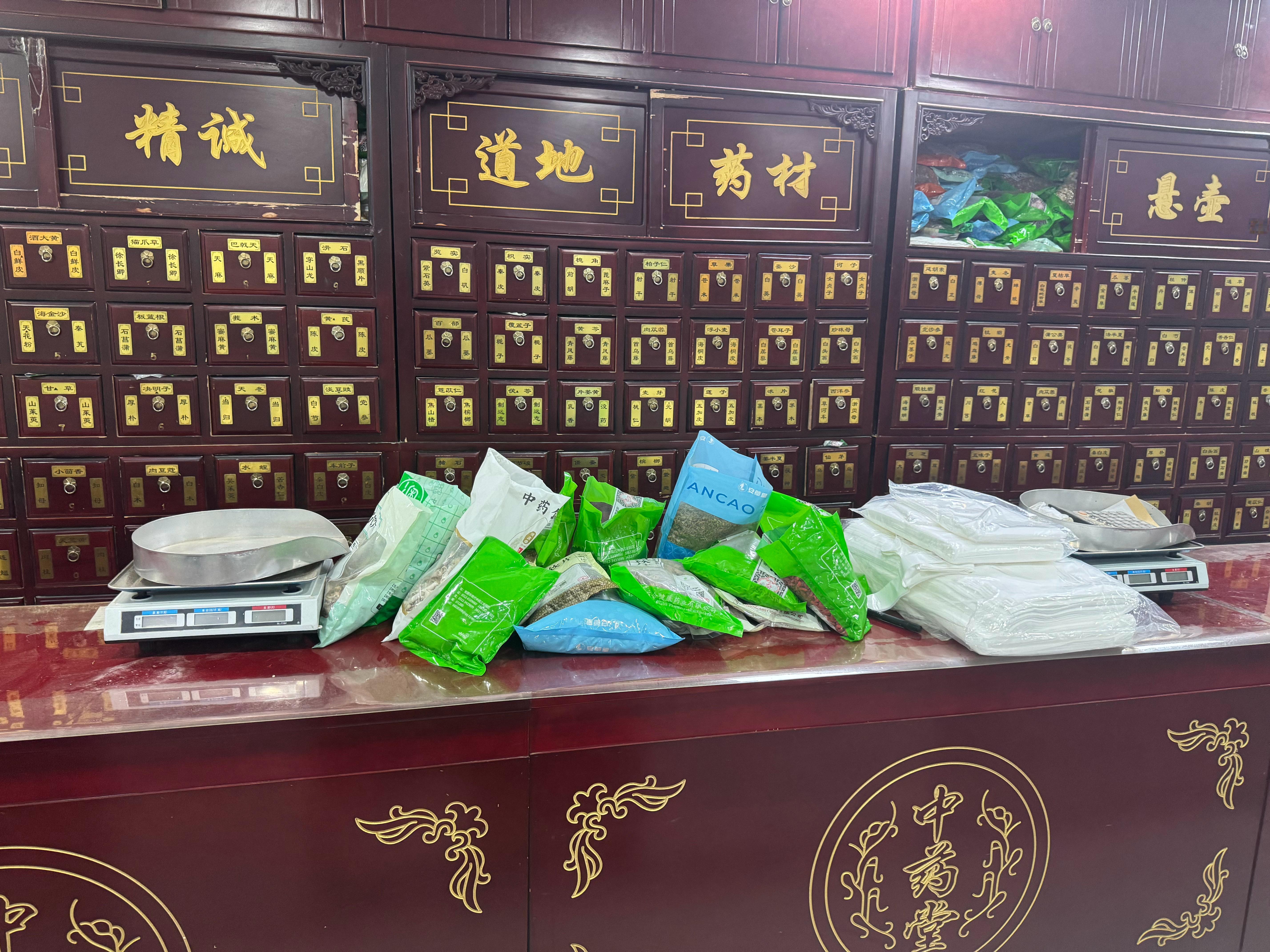又来整上中药了。倒不是有什么事，主要是一些调养类的。我发现我确实总来医院，主要原