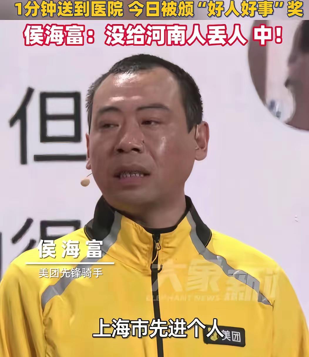 太惊险了！外卖小哥在送餐时，突然发现路边一个女人，瘫在地上抱着脸已发黑的孩子嚎啕