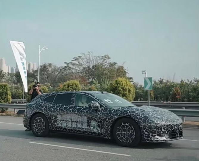 启境这个角度看是最漂亮的特别是轮拱够高，车又宽体，并且能有低趴广汽这么好的设计，