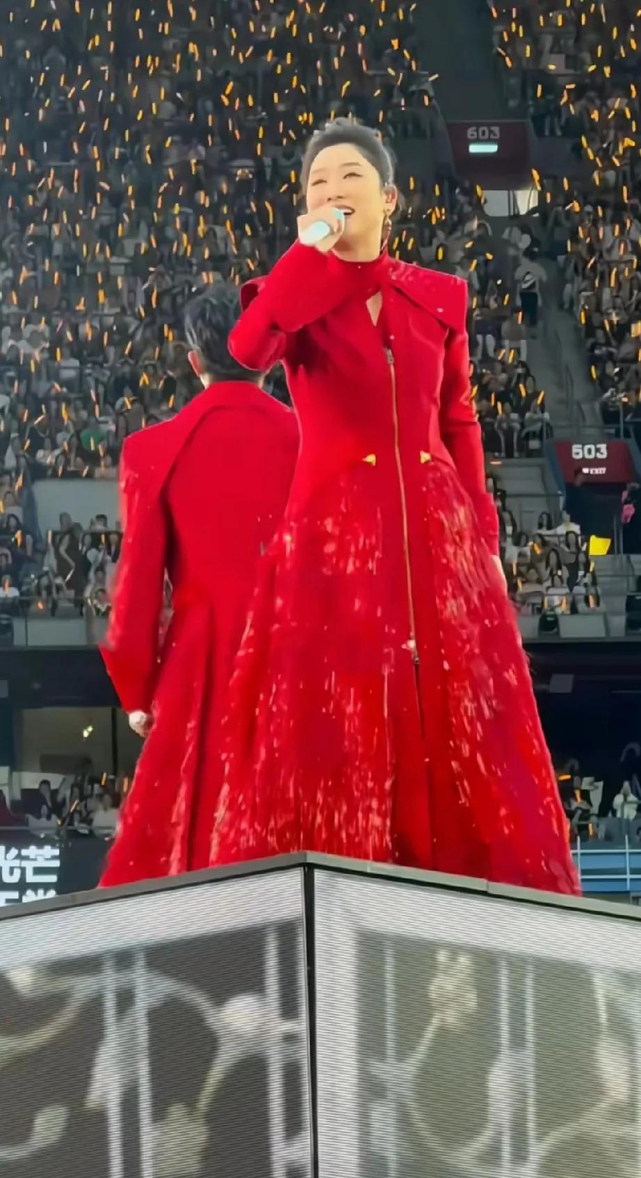 凤凰传奇鸟巢演唱会创历史：玲花与曾毅红衣登场震撼全场，网友直呼“无敌”！‌