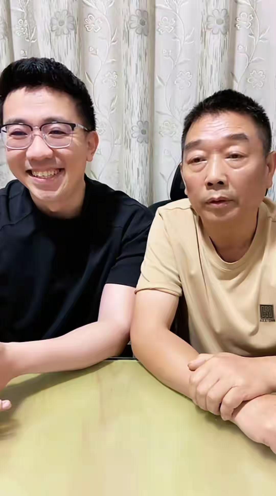 章莹颖男友国庆探望章父并协助直播，网友劝其早点结婚，回应：已开始新恋情网友评