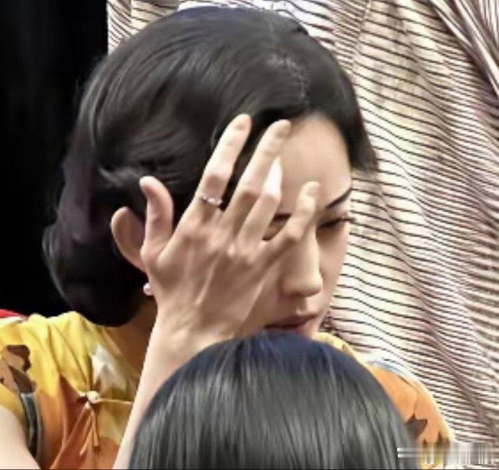 古力娜扎的手部线条极具表现力，很少见女生拥有这么好看的手。