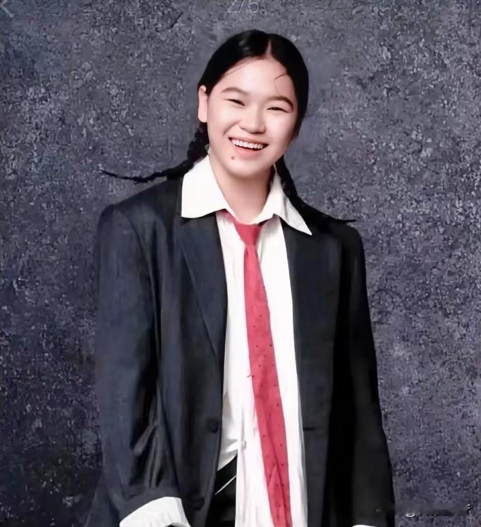 发现没有？全红婵有一个非常玄学的地方。不管她是刚出道，还是首次上杂志，都可以称