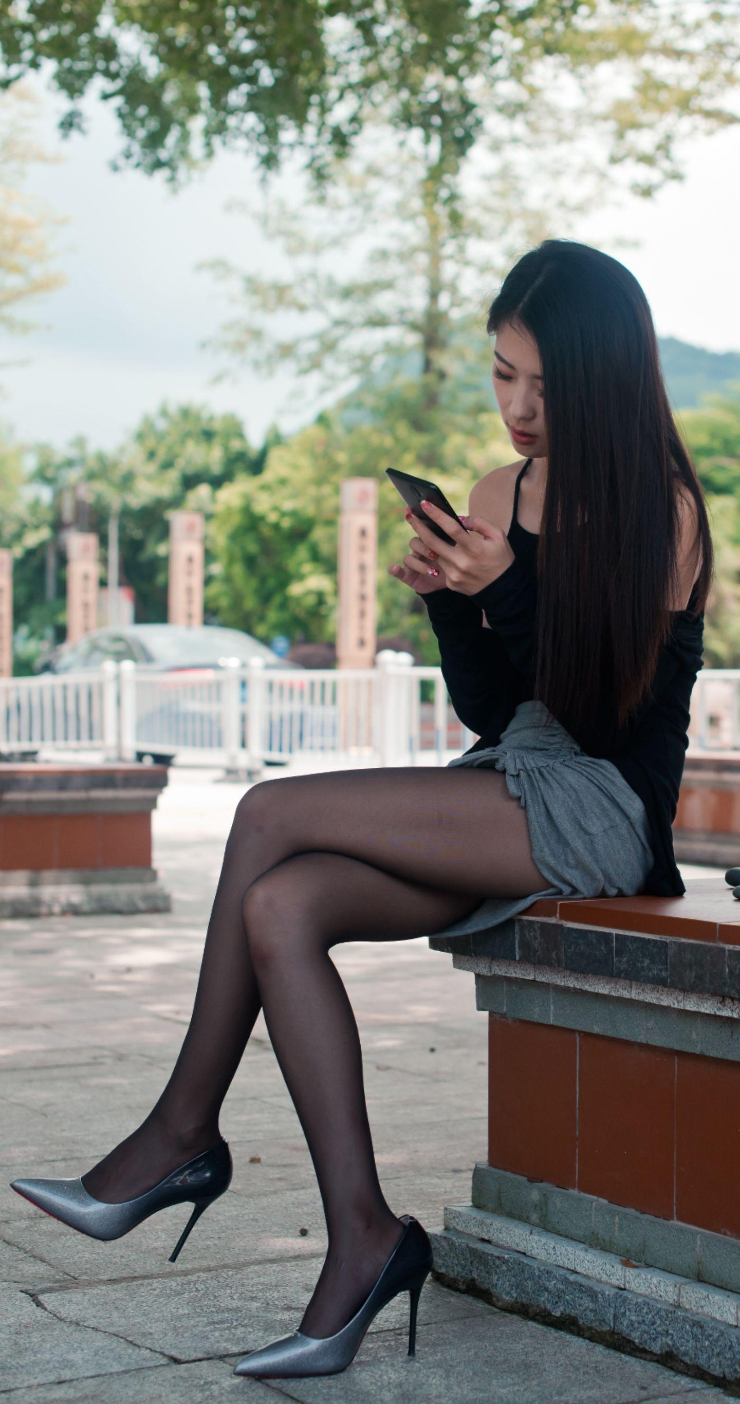 帮婶婶给她的金鱼换水，她说这条最肥的是鱼王。