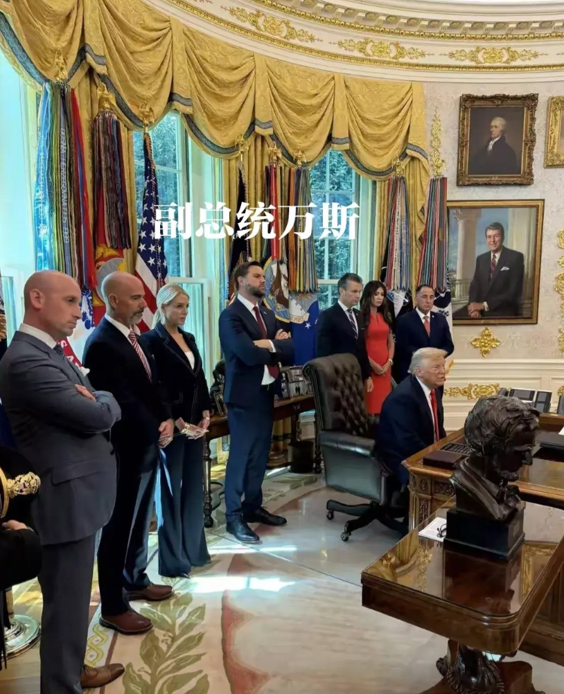 副总统万斯是个有相当头脑的人，尤其是在合影时，特朗普以坐着凸显自己的地位，而作为