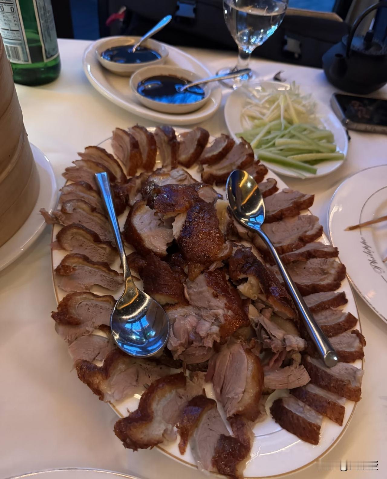 在美国首都华盛顿特区吃一只北京烤鸭，需要多少钱？[笑着哭]就图里这一盘，结账的