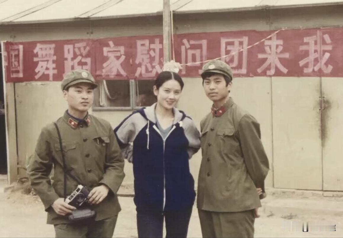 1985年在云南老山前线参加对越自卫防御作战期间，中国舞蹈家慰问团到我部慰问演出