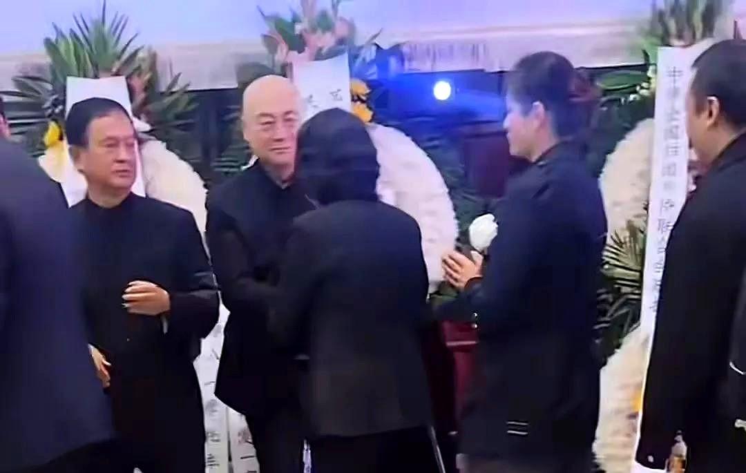 看着陈丽华的葬礼，我心里莫名有些触动。没有琼瑶走时那空运的浪漫花海，也没有悠扬